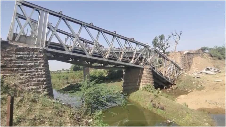 पुल गिरने से मजदूर घायल।