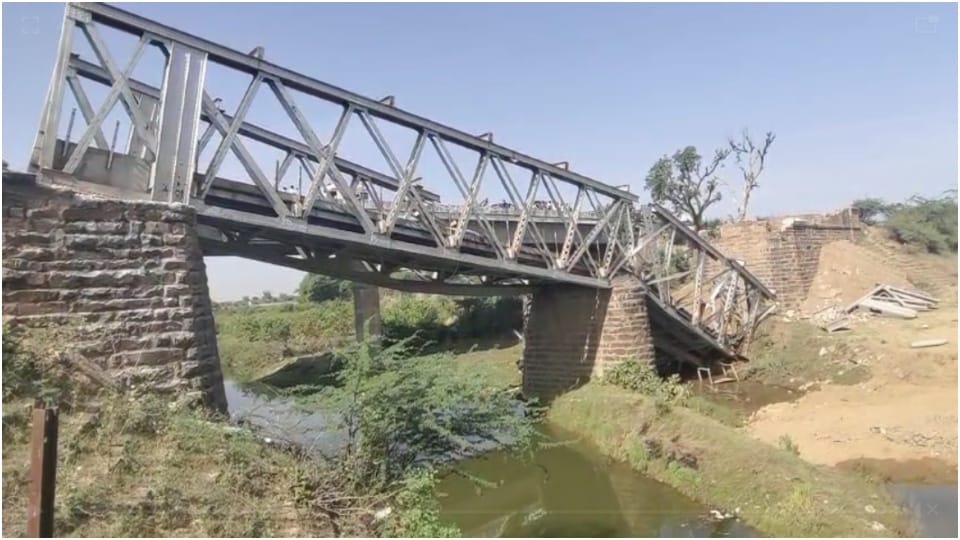 पुल गिरने से मजदूर घायल।