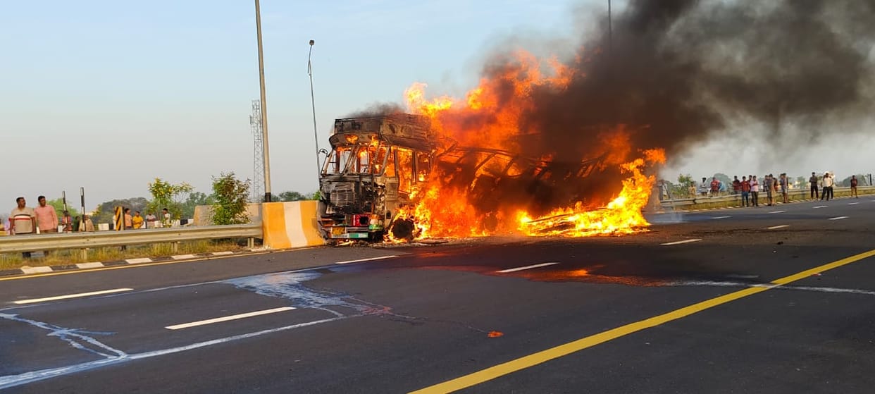Fire broke out due to truck explosion on Purvanchal Expressway in Mau