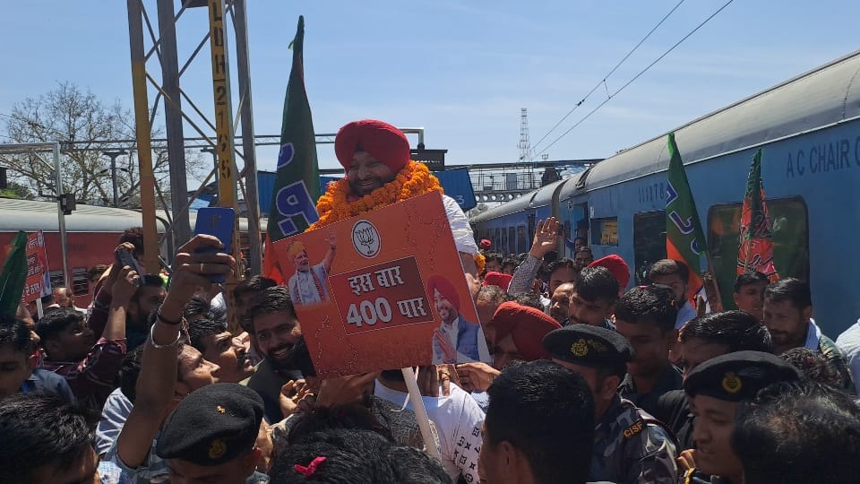 Ludhiana BJP workers welcomed Ravneet Bittu with flowers