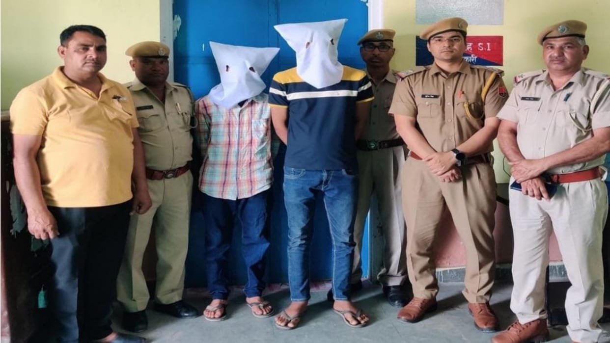 Dausa News: Police caught 2 absconding criminals, they forcibly beat them and withdrew money from the account
