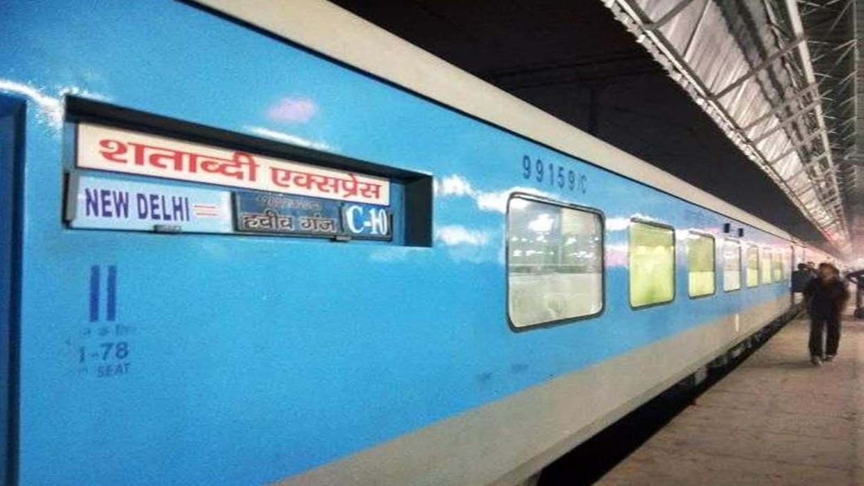 Stones pelted on Shatabdi Express coming to Kanpur, glass of C-7 coach broken