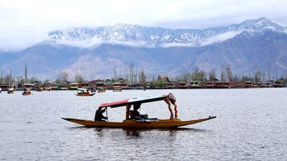 jammu kashmir weather Cold persists in Kashmir feeling of heat in Jammu rain may occur on april 3
