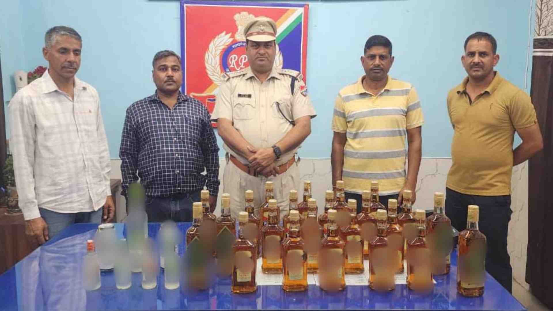 ट्रेन में पकड़ी गई अवैध शराब।