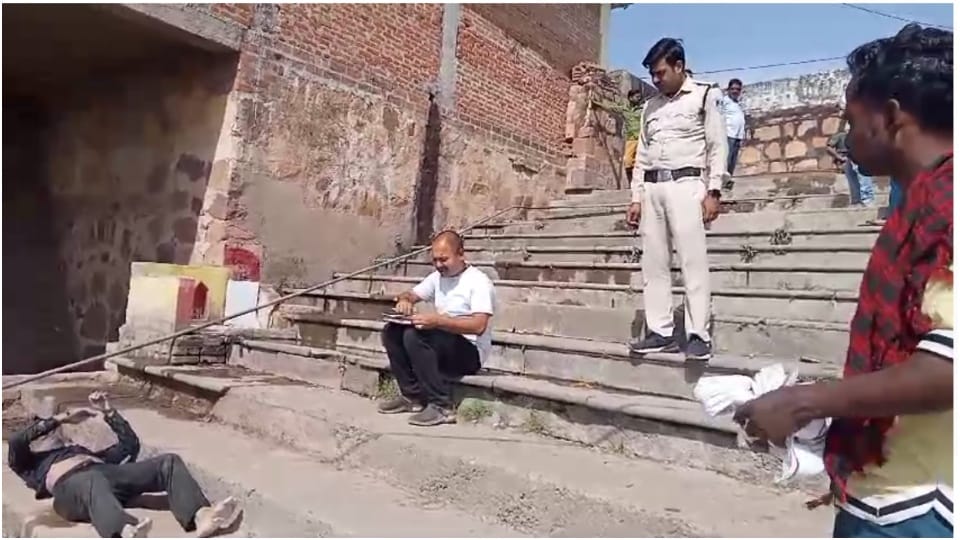 Tikamgarh News: Dead body of youth found in pond