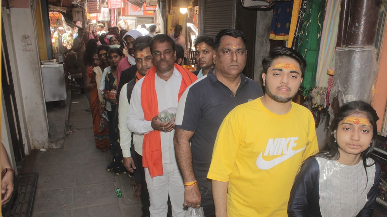 Kashi Vishwanath Dham nearby streets people troubled due to crowd of devotees