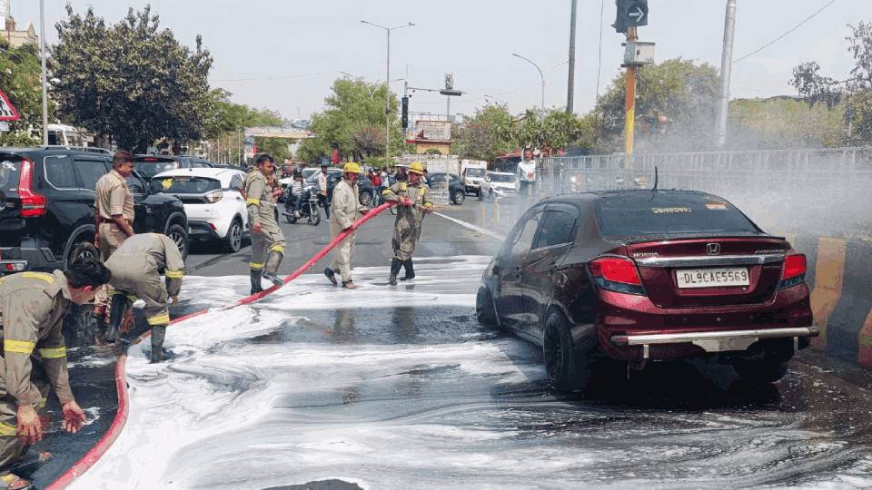 massive fire broke out in car at Noida Sector 21 intersection
