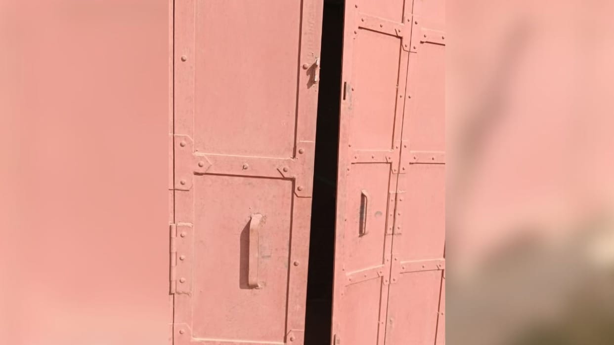 Bar and cement stolen breaking lock of warehouse