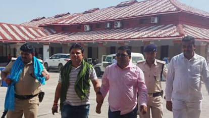 Bihar: निगरानी टीम ने बिजली विभाग के कार्यपालक अभियंता और टेक्नीशियन को किया गिरफ्तार, खुलेआम ले रहे थे रिश्वत Bihar: Surveillance team arrested executive engineer, technician of electricity department while taking bribe