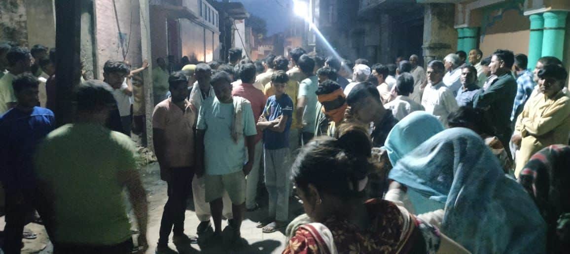 हत्या के बाद जुटी भीड़।