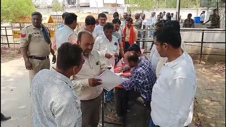 Lok Sabha Election 2024: राजनंदगांव सीट पर रोमांचक होता जा रहा मुकाबला, नामांकन पत्र लेने उमड़ी लोगों की भीड़