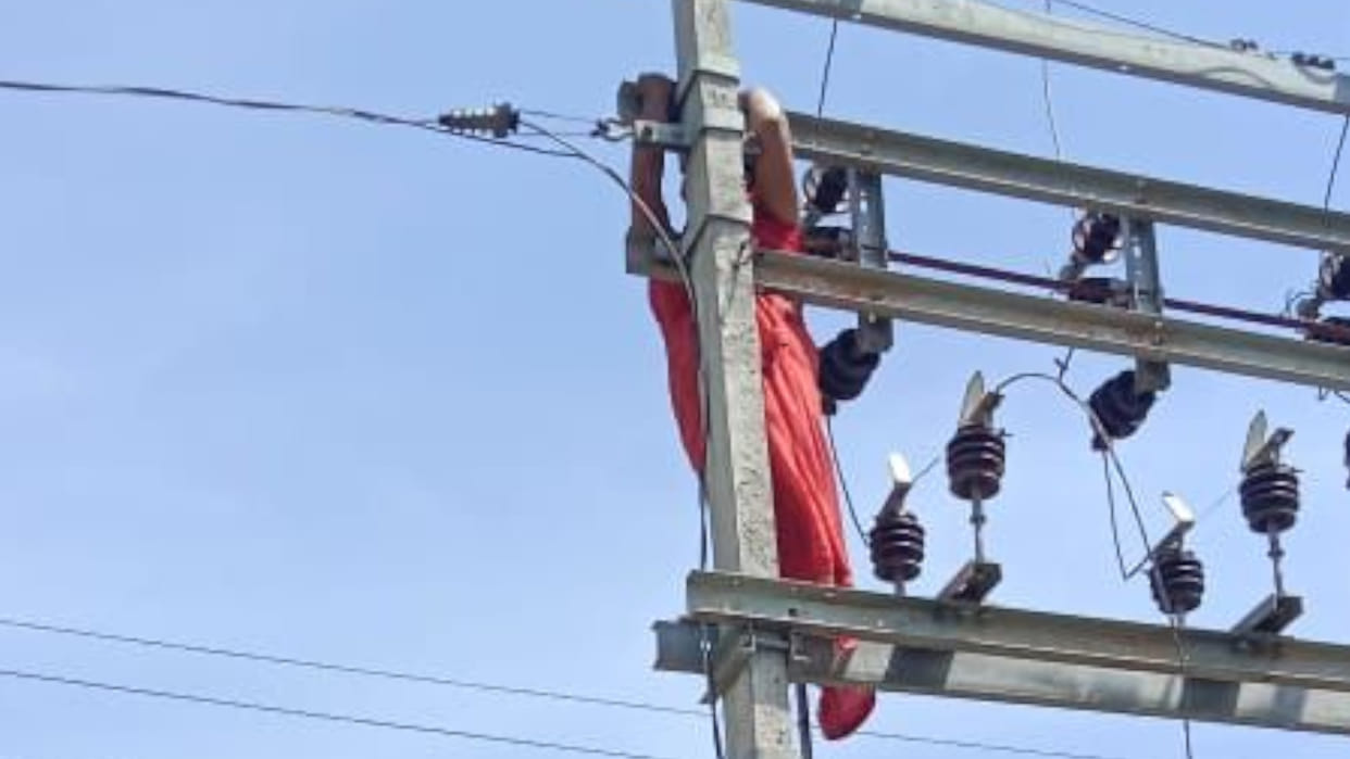 In Pipraich, Gerakhpur, a woman climbed an electric pole because of her lover, the husband filed a complaint.