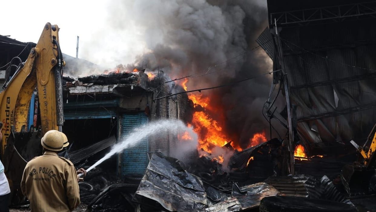 Indore news tire godaun fire accident