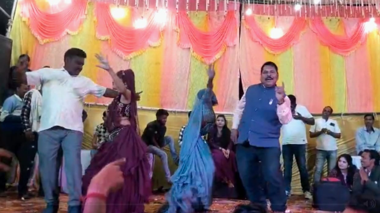Gwalior: Officials dance obscenely during religious event amid code of conduct, public representatives dance