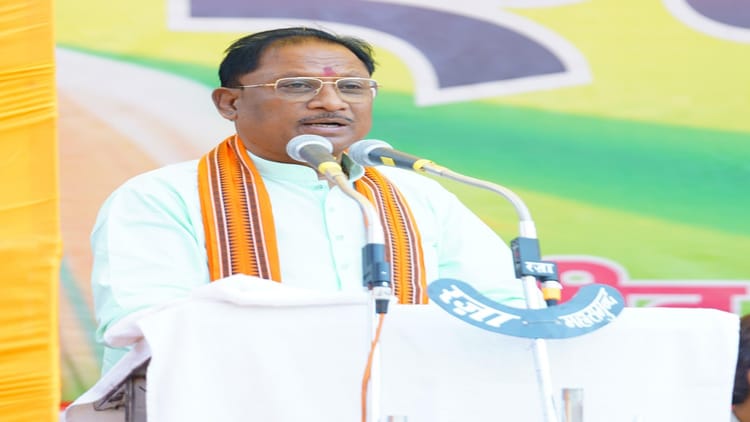 महंत के बयान पर सीएम विष्णुदेव ने किया पलटवार; महासमुंद में मंच से कहा- पहिला लाठी मोला मारव, भूपेश पर कसा तंज