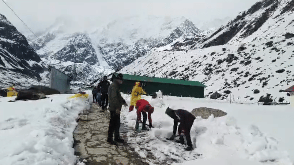 Snowfall In Kedarnath Dham three feet snow Stil Now laborers Removing Snow Photos