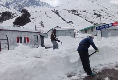 Uttarakhand Weather Update Rainfall in Yamunotri Dham snowfall in Kedarnath three feet snow in Badrinath too