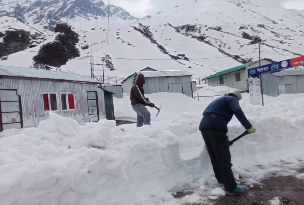 Snowfall In Kedarnath Dham three feet snow Stil Now laborers Removing Snow Photos