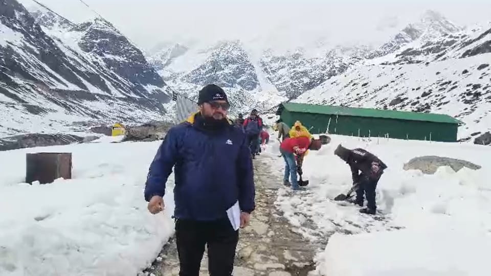Snowfall In Kedarnath Dham three feet snow Stil Now laborers Removing Snow Photos