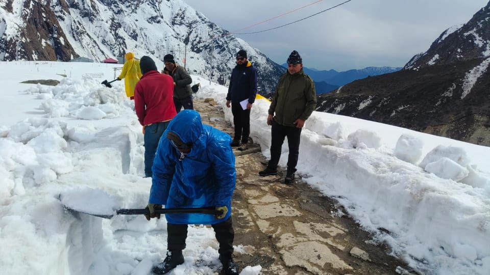 Snowfall In Kedarnath Dham three feet snow Stil Now laborers Removing Snow Photos