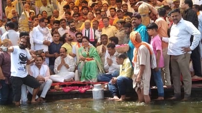 Lok Sabha Election: नामांकन से पहले हेमा मालिनी ने किया यमुना पूजन, बोलीं- मां से उन्हें साफ करने का वादा किया Mathura MP Hema Malini performed Yamuna puja Before Lok Sabha Election nomination