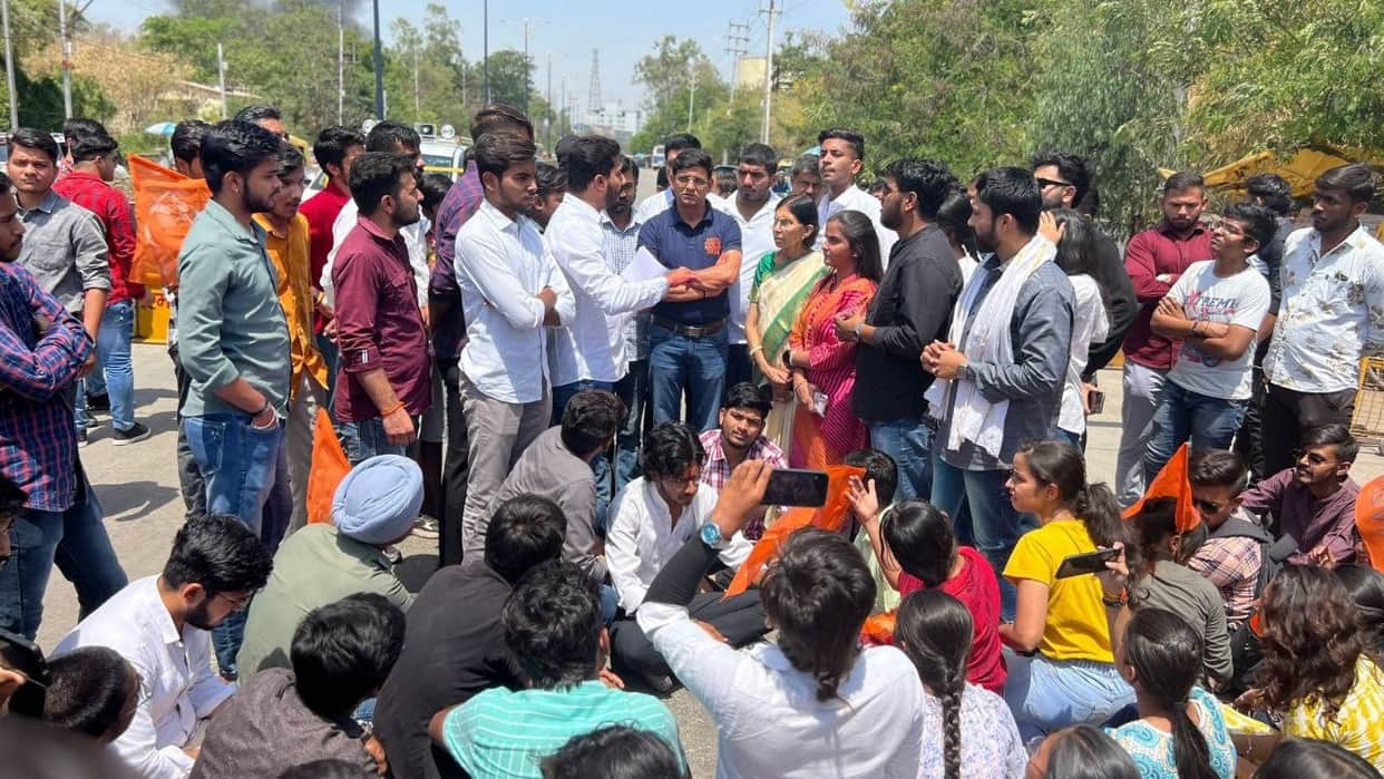 indore news davv students road bus accident nsui abvp protest