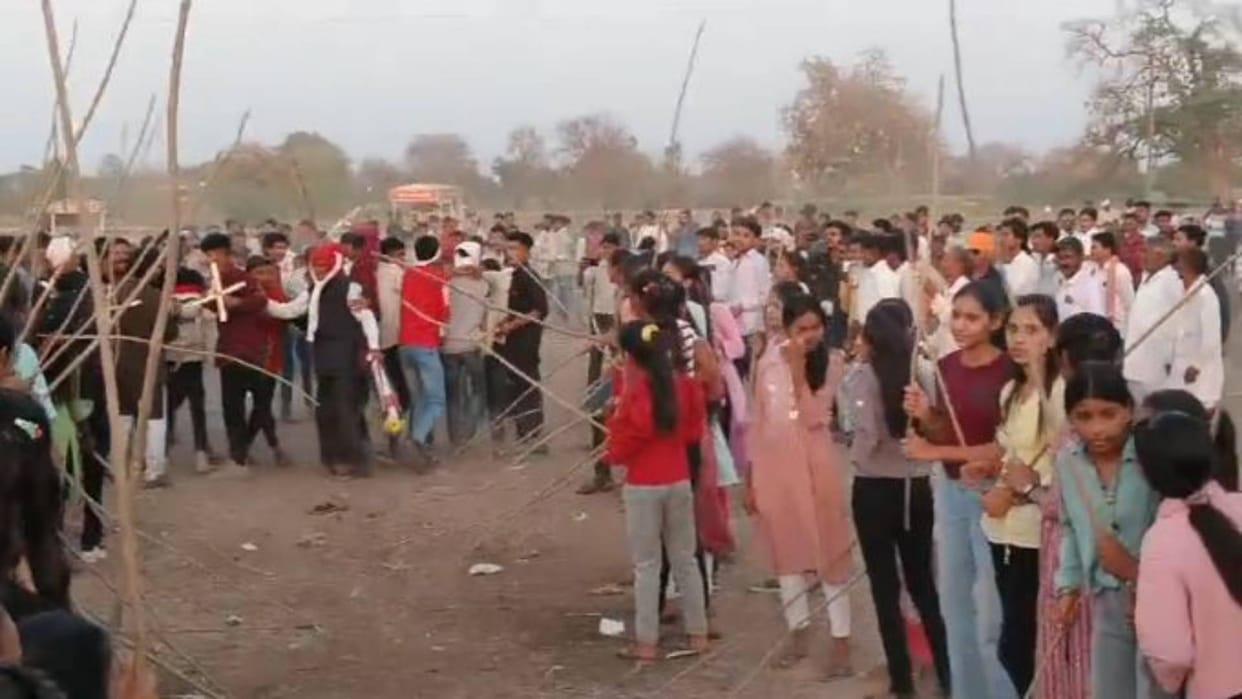 Khargon tribal youth complete tradition of breaking jaggery by avoiding blows of women sticks