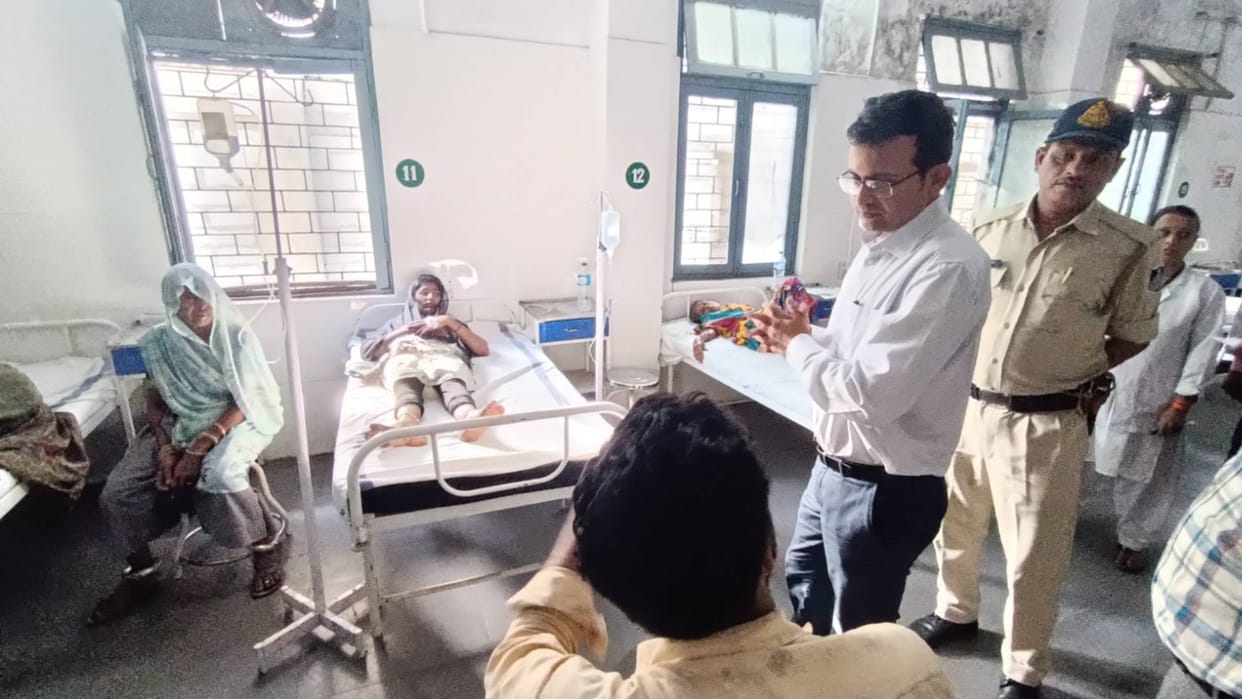 Ujjain News Trolley overturns while trying to save cow one dead 12 injured