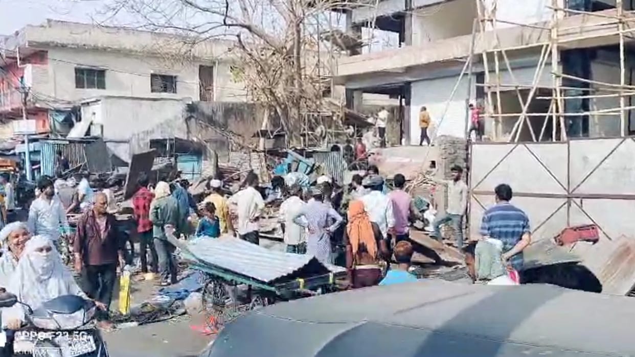 Sagar Municipal Corporation staff removed encroachment