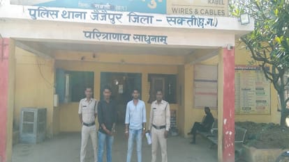 CG NEWS Somewhere in Chhattisgarh delivery took place on the road somewhere an elephant created a ruckus