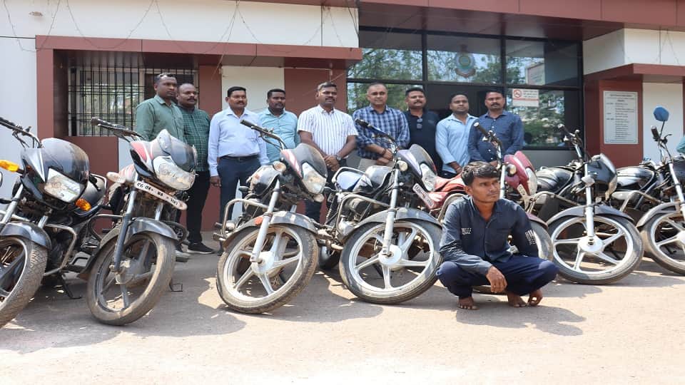 पुलिस की गिरफ्त में आरोपी