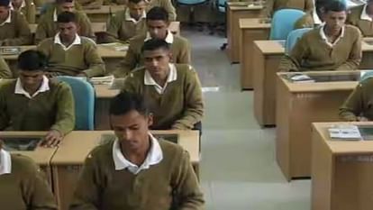 Rajasthan News: पेपर लीक मामले में SOG का बड़ा एक्शन, 15 ट्रेनी SI हिरासत में, कई फर्जी थानेदार पहले से ही अंद Rajasthan News: SOG's big action in paper leak case, 15 trainee SI in custody, many fake SI already inside