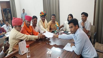 Chittorgarh: भाजपा प्रदेशाध्यक्ष सीपी जोशी ने भरा नामांकन, रैली में उमड़ा जनसैलाब, CM समेत कई नेता पहुंचे Chittorgarh: CP Joshi filed nomination, crowd gathered in the rally, many leaders including CM arrived