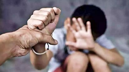 Rajasthan: दौसा में स्कूली बच्चे की बेरहमी से पिटाई, शरीर पर चोट के निशान, मजदूर पिता ने लगाए ये गंभीर आरोप Rajasthan School child brutally beaten in Dausa injury marks on body