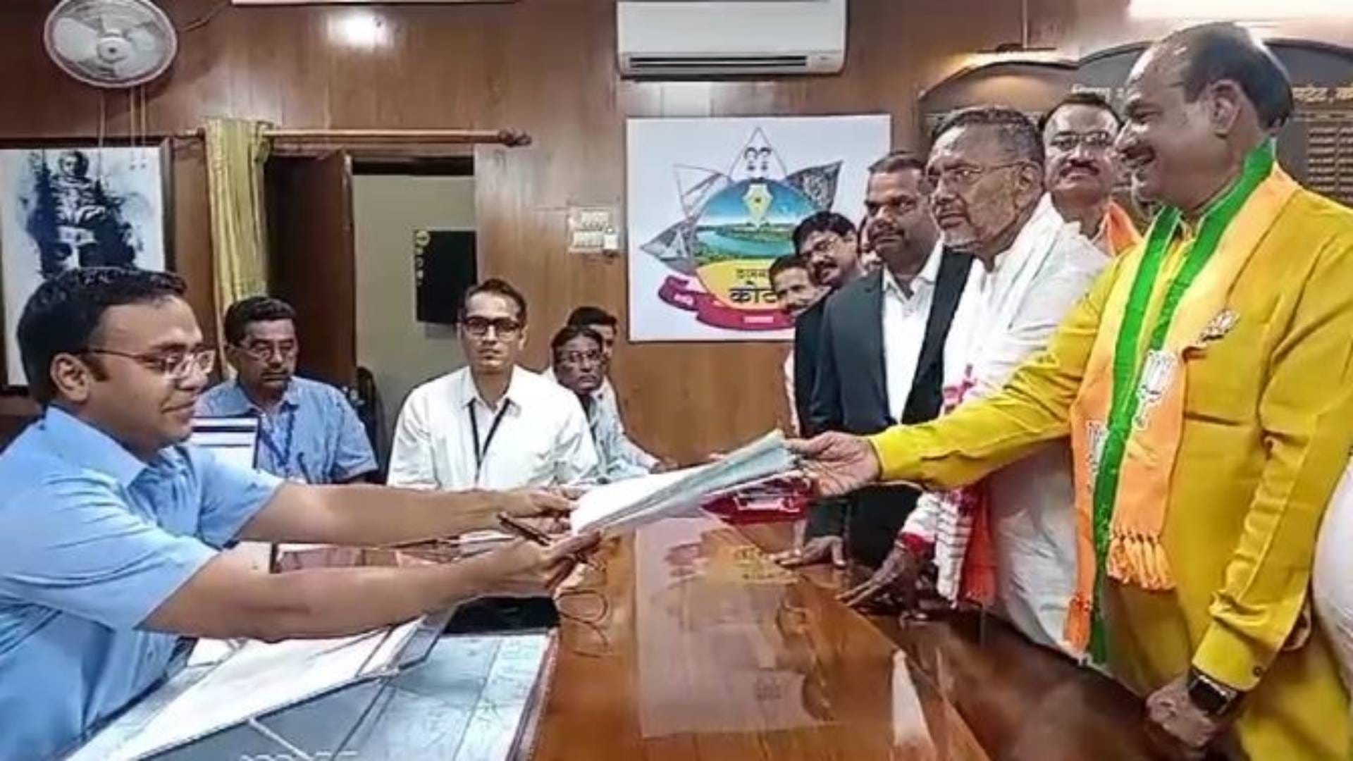 ओम बिरला नामांकन दाखिल करते हुए