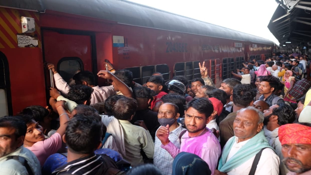 Aligarh: Farmer Union captured bogies of Sangam Express
