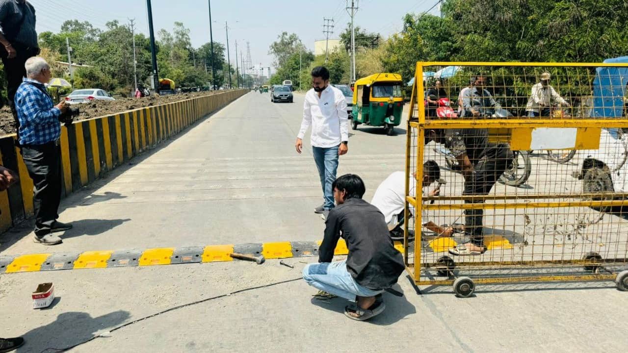 indore news davv students road bus accident nsui abvp protest