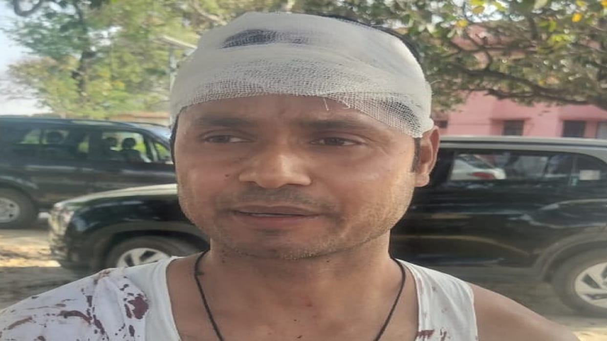 constable took the Diwan posted in Chandauli hostage and beat him up, condition critical.