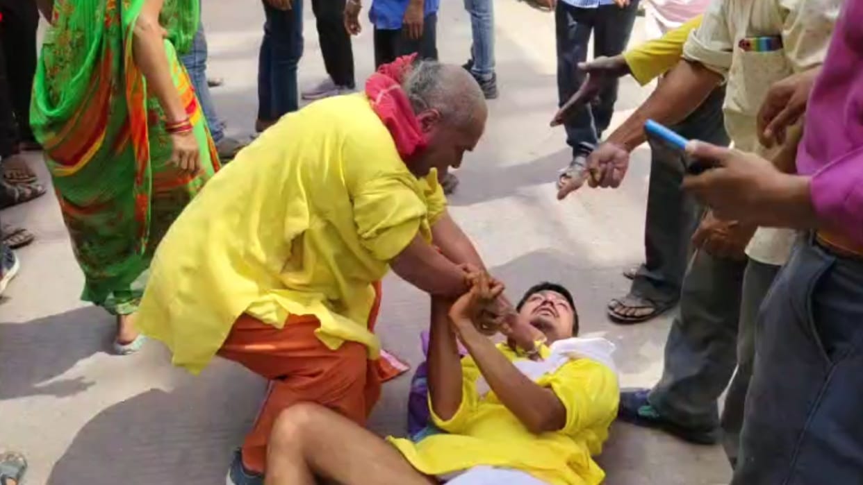 Video viral of two people clashed to make tika chandan to devotees in varanasi