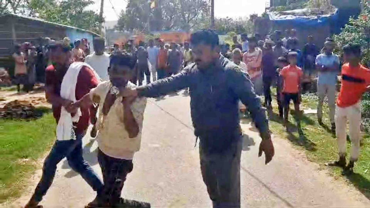 Munger News: A drunk youth entered the temple and broke the idol of Bajrangbali.