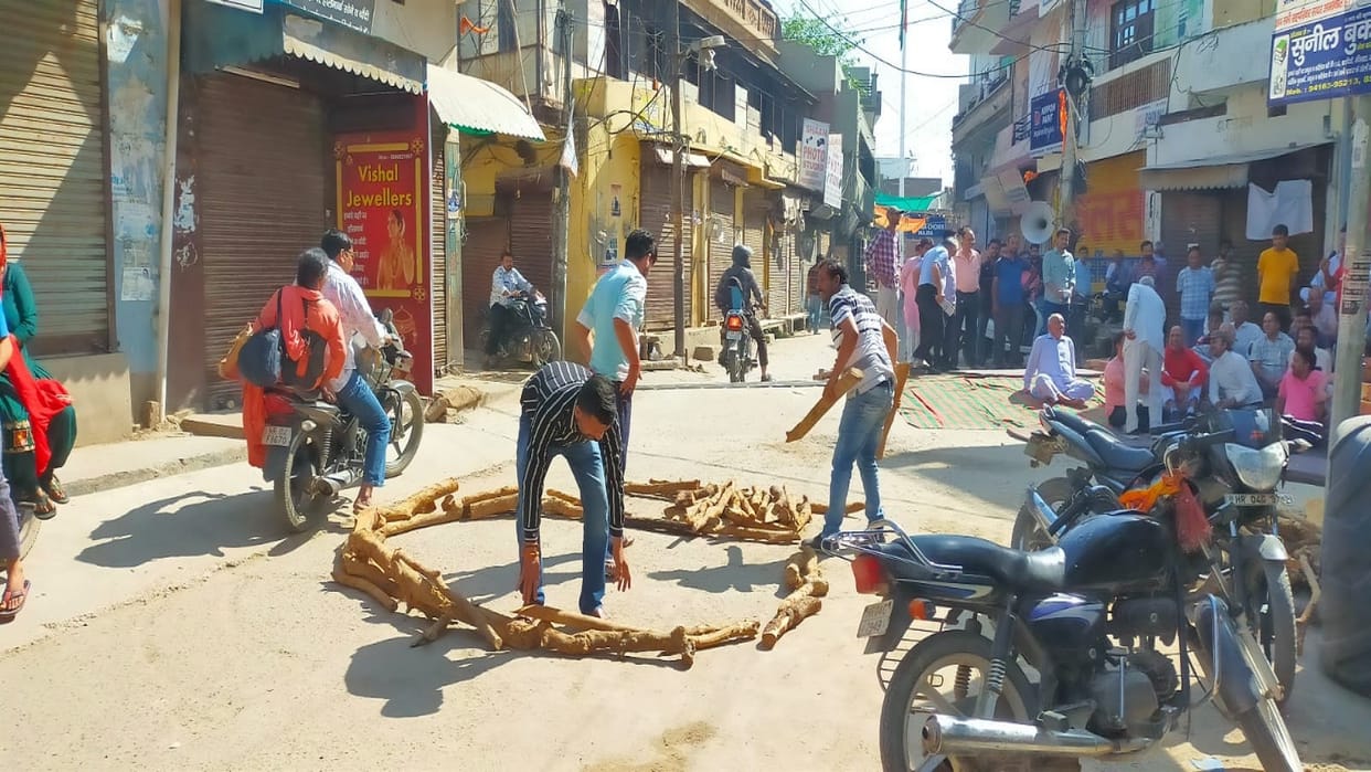 People adamant on arrest of JE for making indecent remarks on Gods and Goddesses in Ambala