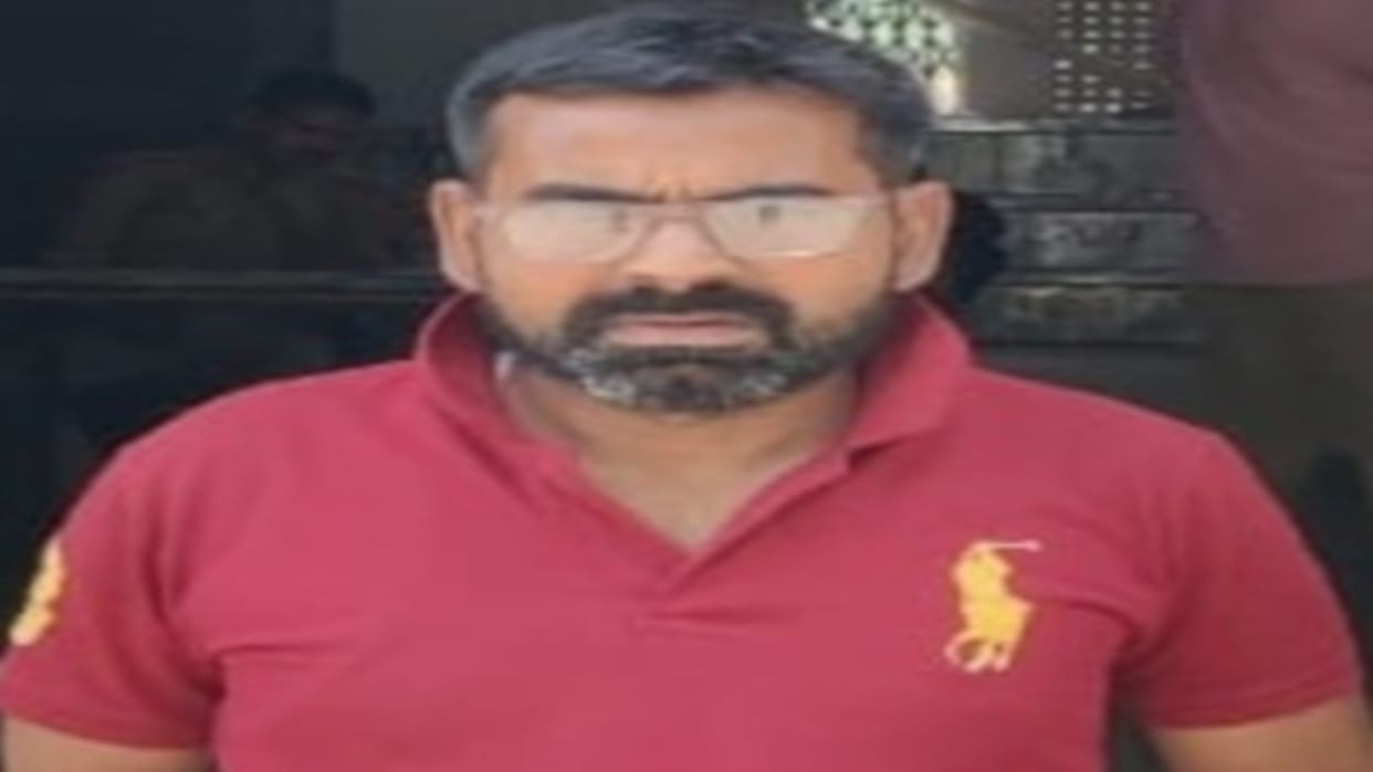 Arrest : पैसा लेकर परीक्षा पास कराने के आरोपी को पुलिस ने पकड़ा, गैंग के सरगना व साथी की तलाश