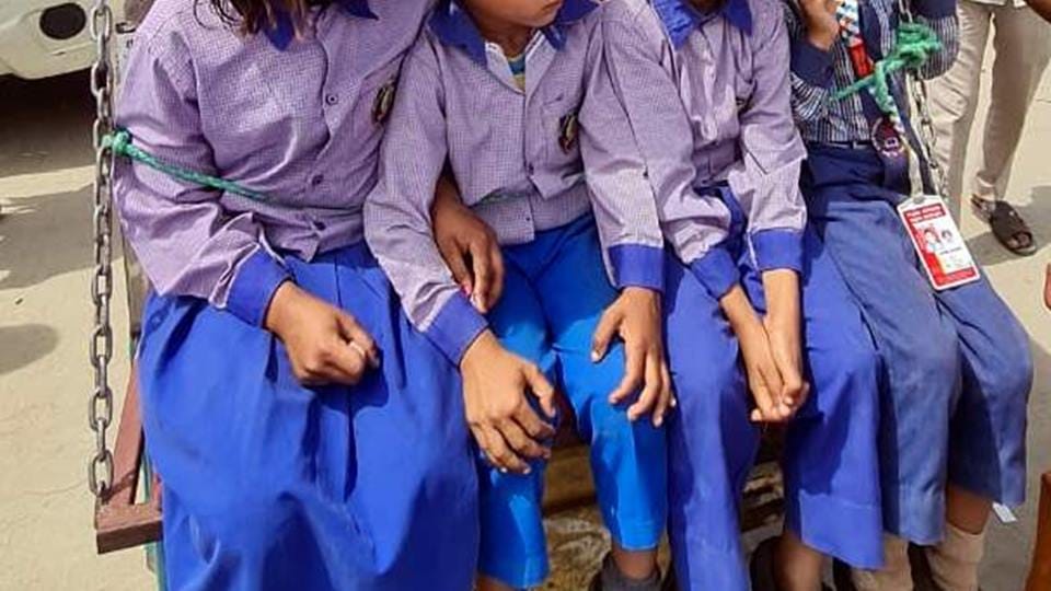 Children tied with rope and made to sit in e-rickshaw, challan issued