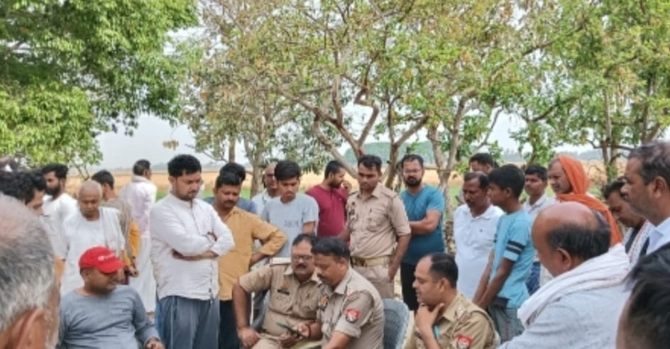 Dead body of woman living in her maternal home found in pond in azamgarh