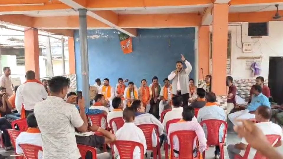 BJP workers surrounded house of Leader Charan Das Mahant in Janjgir Champa