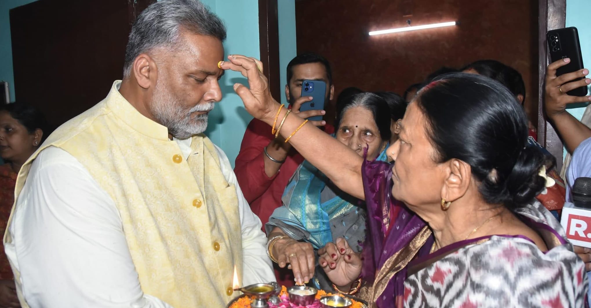 नामांकन से पहले मां का आशीर्वाद लिया पप्पू यादव ने।