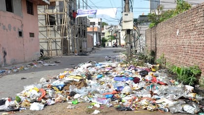 Aligarh Nagar Nigam: इधर-उधर कचरा फेंका तो दर्ज होगा मुकदमा, वसूला जाएगा जुर्माना, इन नंबरों पर दें सूचना Case filed if garbage is thrown here and there