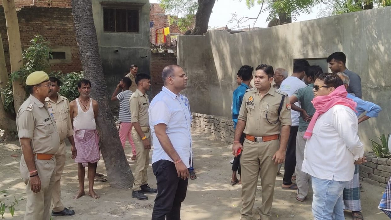 Shopkeeper not open the gate of shop for hours in sakaldiha police and excise returned
