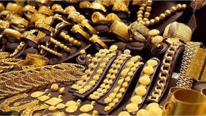 Mathura: आभूषण खरीदने के नाम पर सराफ से 37 लाख रुपये की ठगी, दर्ज हुई एफआईआर Fraud of lakhs of rupees in the name of buying jewellery