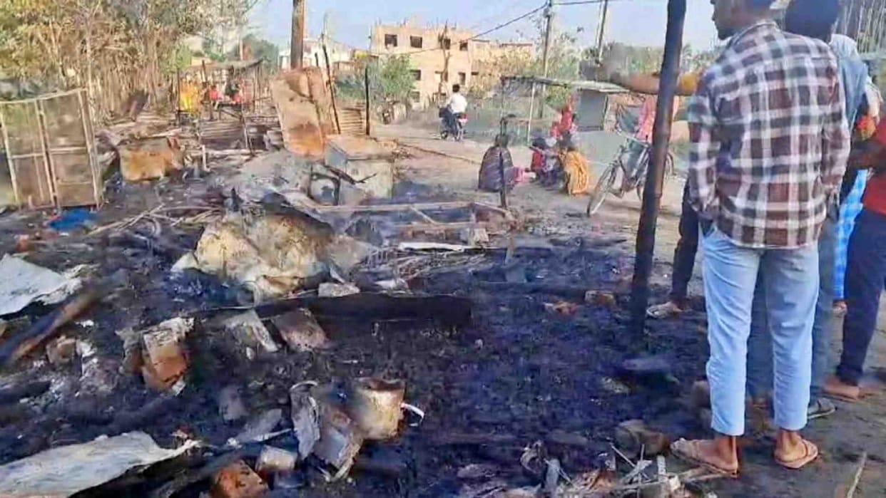 Gopalganj News: Ten houses caught fire due to spark from high tension wire